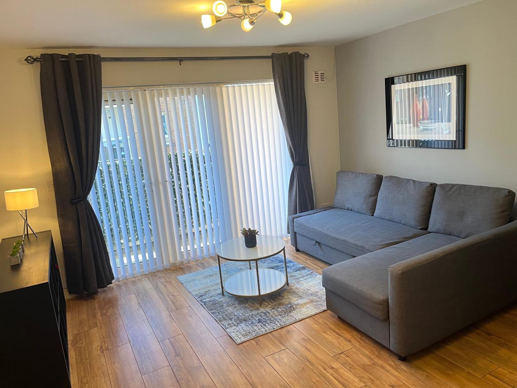 Conveniently Located, 2 Bedroom Modern Appartement *