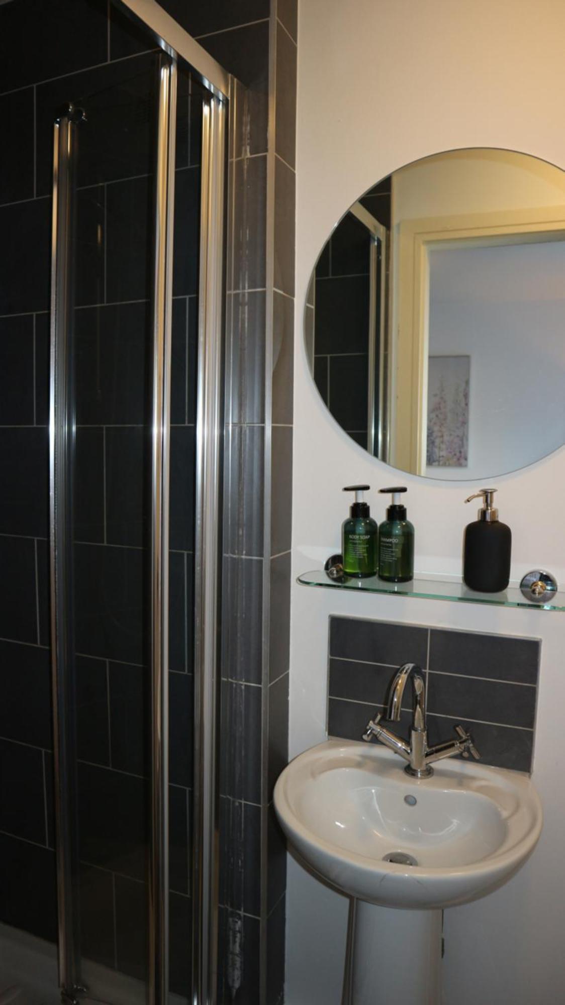 Conveniently Located, 2 Bedroom Modern Appartement *