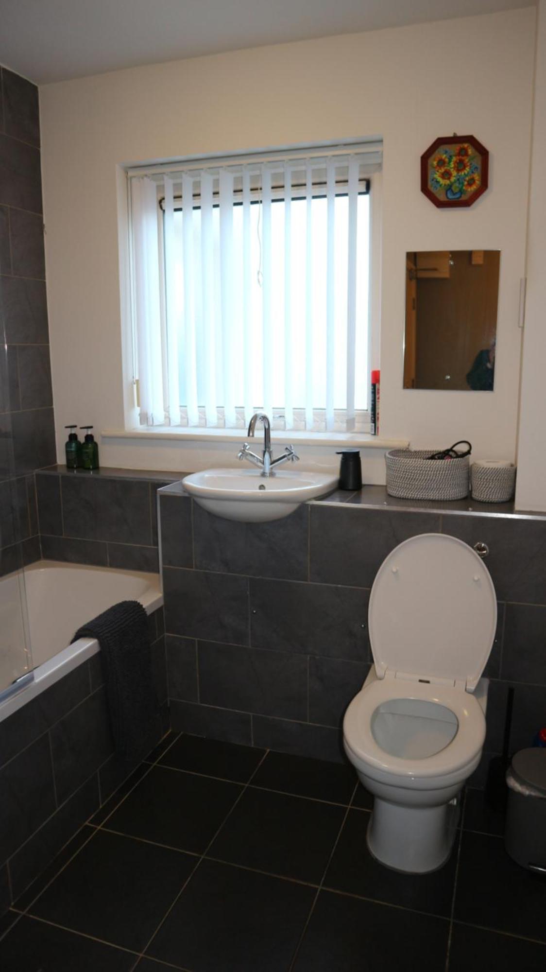 Conveniently Located, 2 Bedroom Modern Appartement *